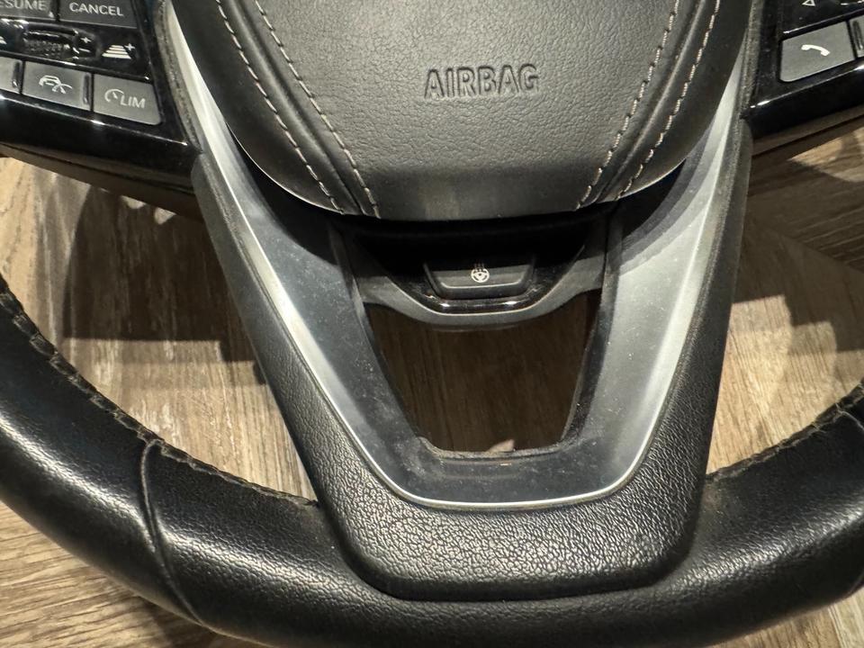 BMW G30/G31 – sportsrat med varme, ACC-knapper og airbag, brugt – originalfoto 4