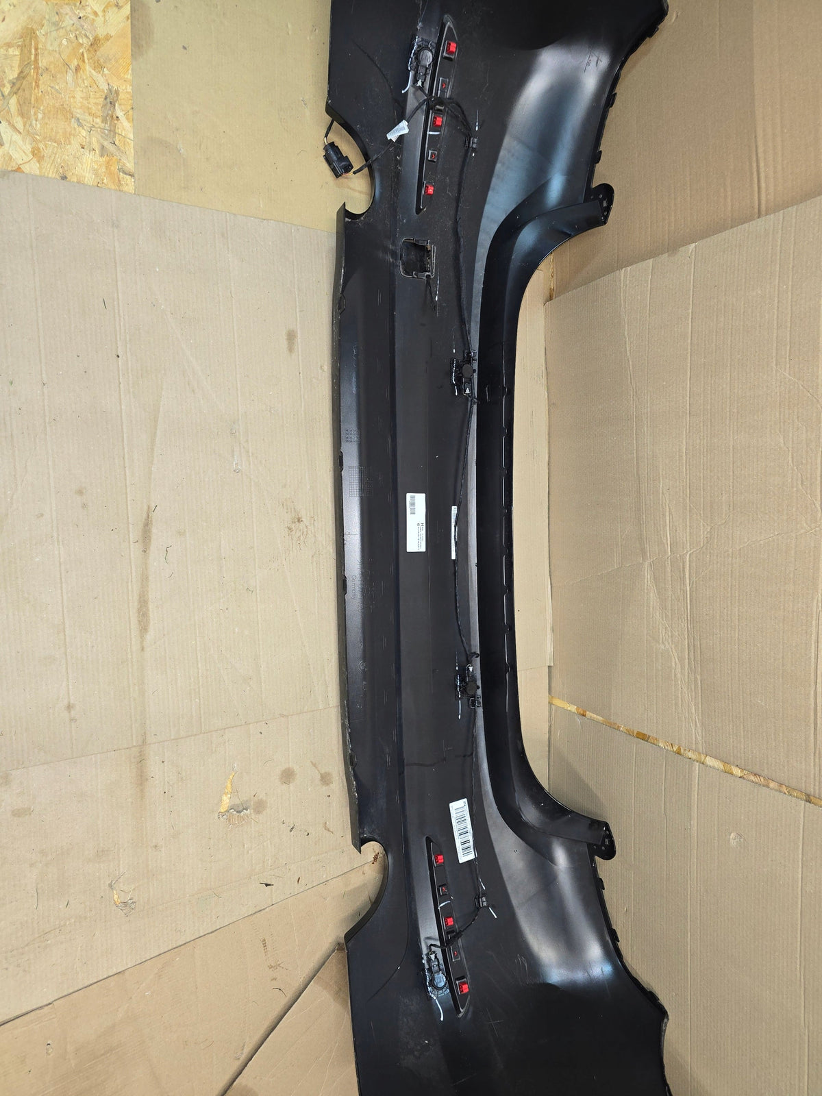 BMW 5-serie G30 sedan – standard bagkofanger, 475, 4 PDC – Bagside med fire PDC-sensorer og ledningsnet