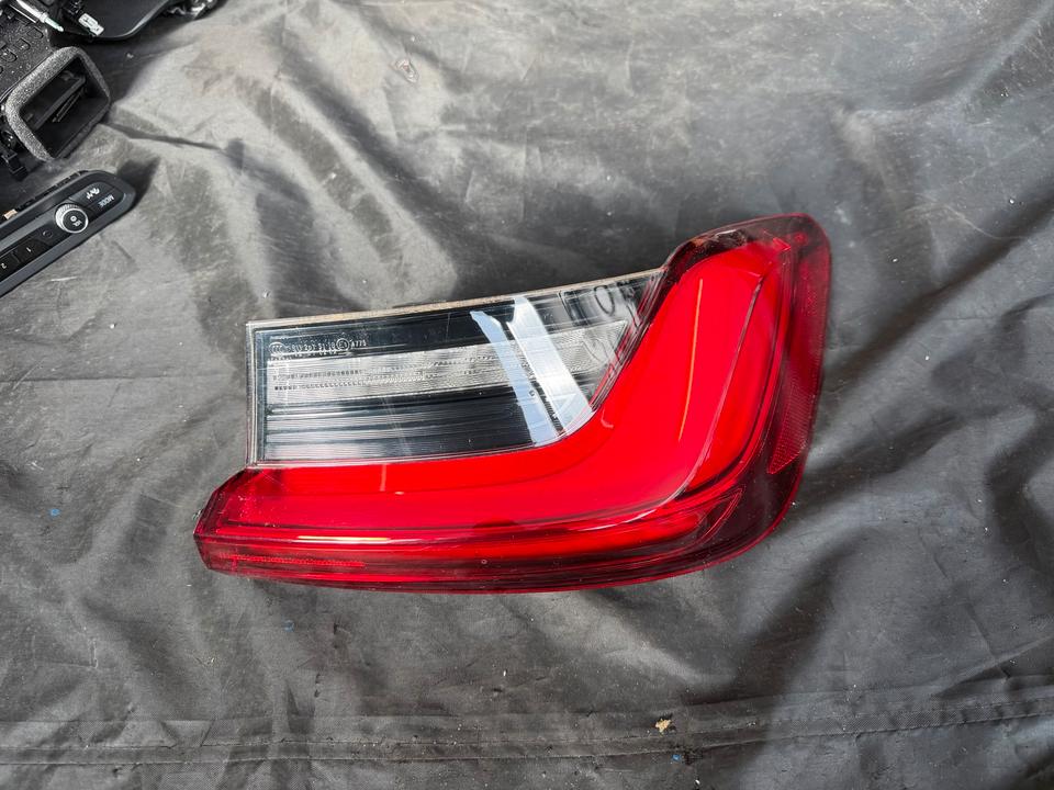 BMW G20 sedan før LCI – højre ydre LED-baglygte 7420450 ECE