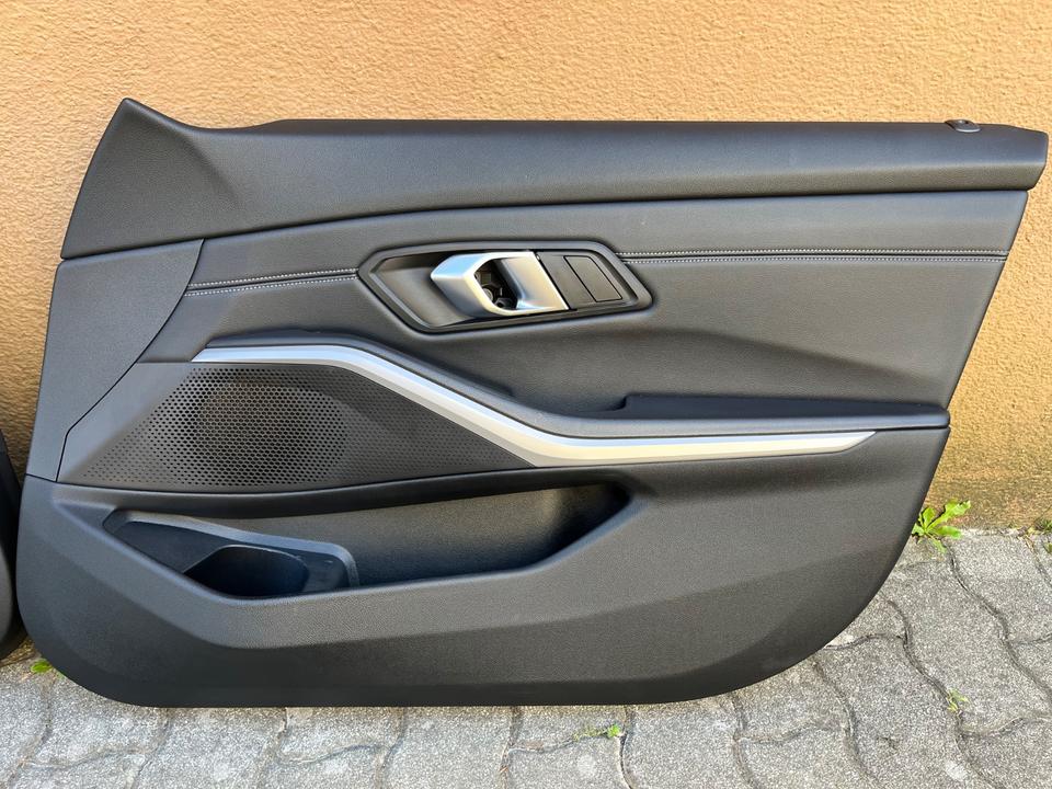 BMW G21 Touring 2022 – sort kombinationsindtræk med sportsforsæder, bagsæde og fire dørbeklædninger – foto 7