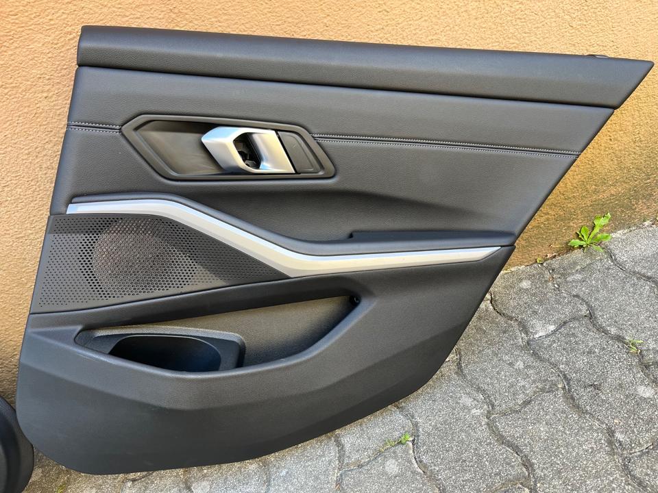 BMW G21 Touring 2022 – sort kombinationsindtræk med sportsforsæder, bagsæde og fire dørbeklædninger – foto 9