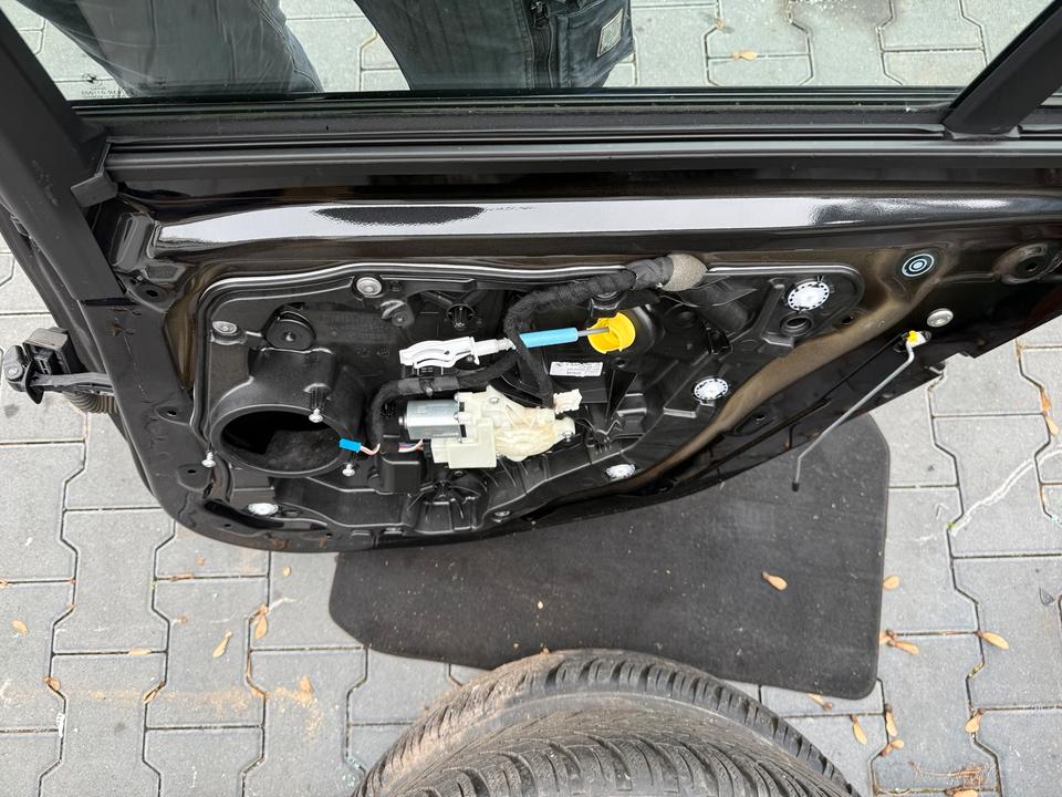 BMW G21 Touring – højre bagdør 475 med rude, uden håndtag og beklædning. Original mærkning eller detalje