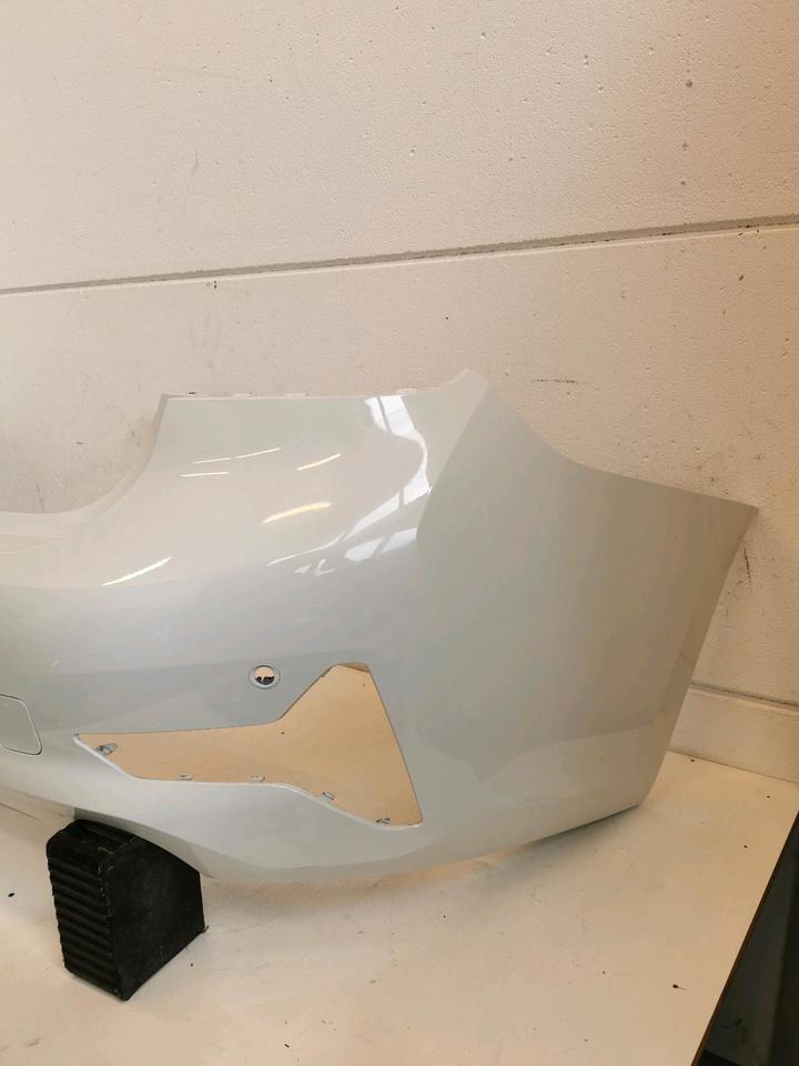 BMW G20 sedan før LCI – hvid bagkofangerskal 7427998 med 4 PDC-huller – foto 3