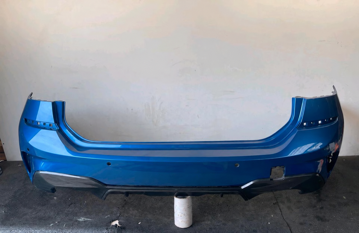 BMW G21 Touring før LCI – blå M-Sport bagkofangerskal 8073576 med carbonlook-indsats
