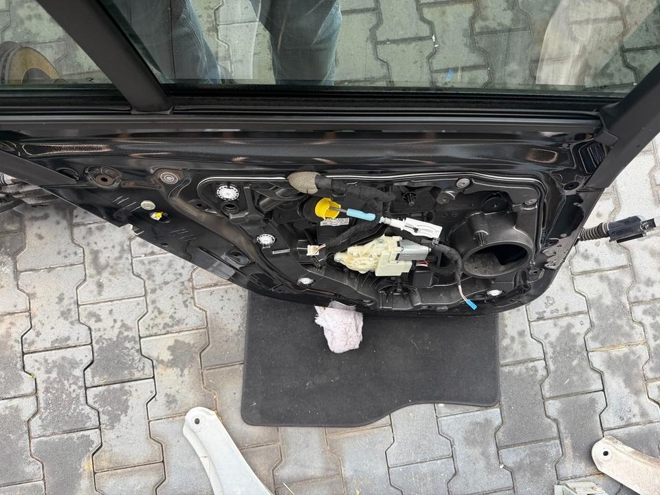 BMW G21 Touring – venstre bagdør 668 med rude og rudehejs, uden beklædning. Bagside og indhold