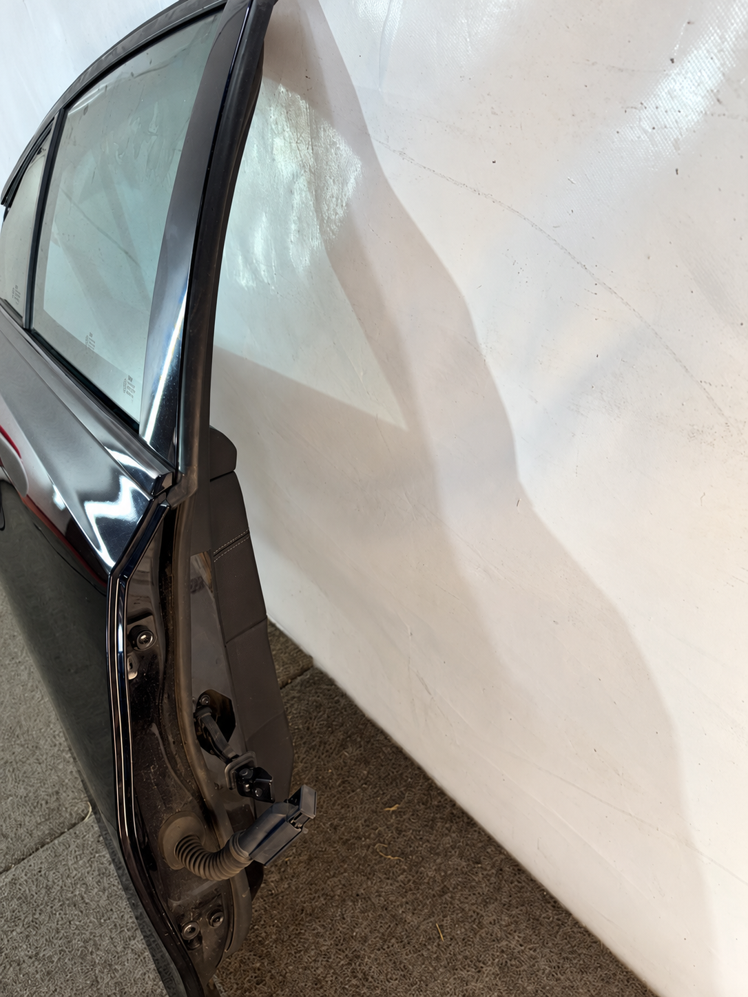 BMW G20 sedan – højre bagdør BM-0184 med rude og sort beklædning. Dørkant, stik og kabelgennemføring