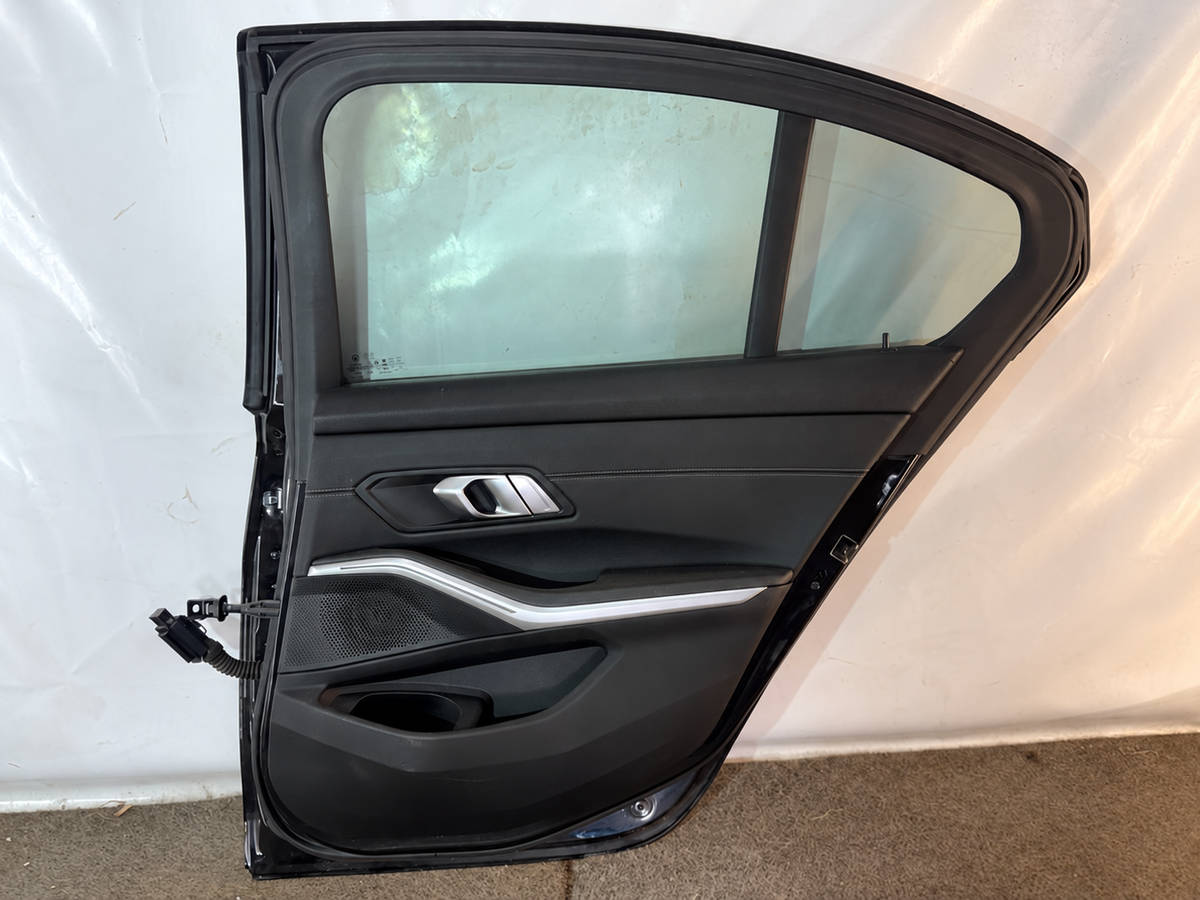 BMW G20 sedan – højre bagdør BM-0184 med rude og sort beklædning. Sort indvendig beklædning og rude
