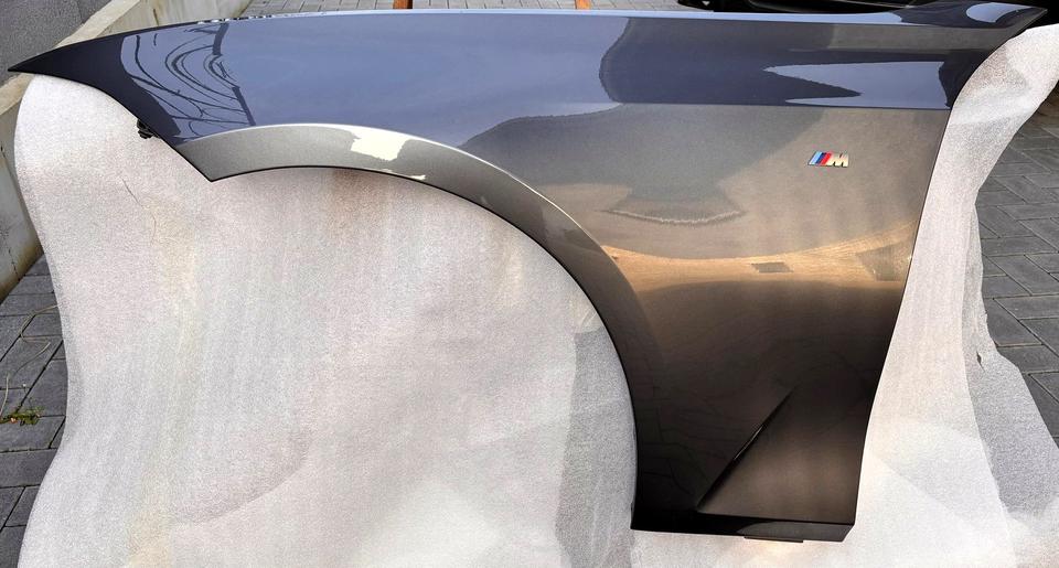 BMW G20/G21 – grå venstre forskærm med M-emblem, fra G21 M340d 2021 – foto 2