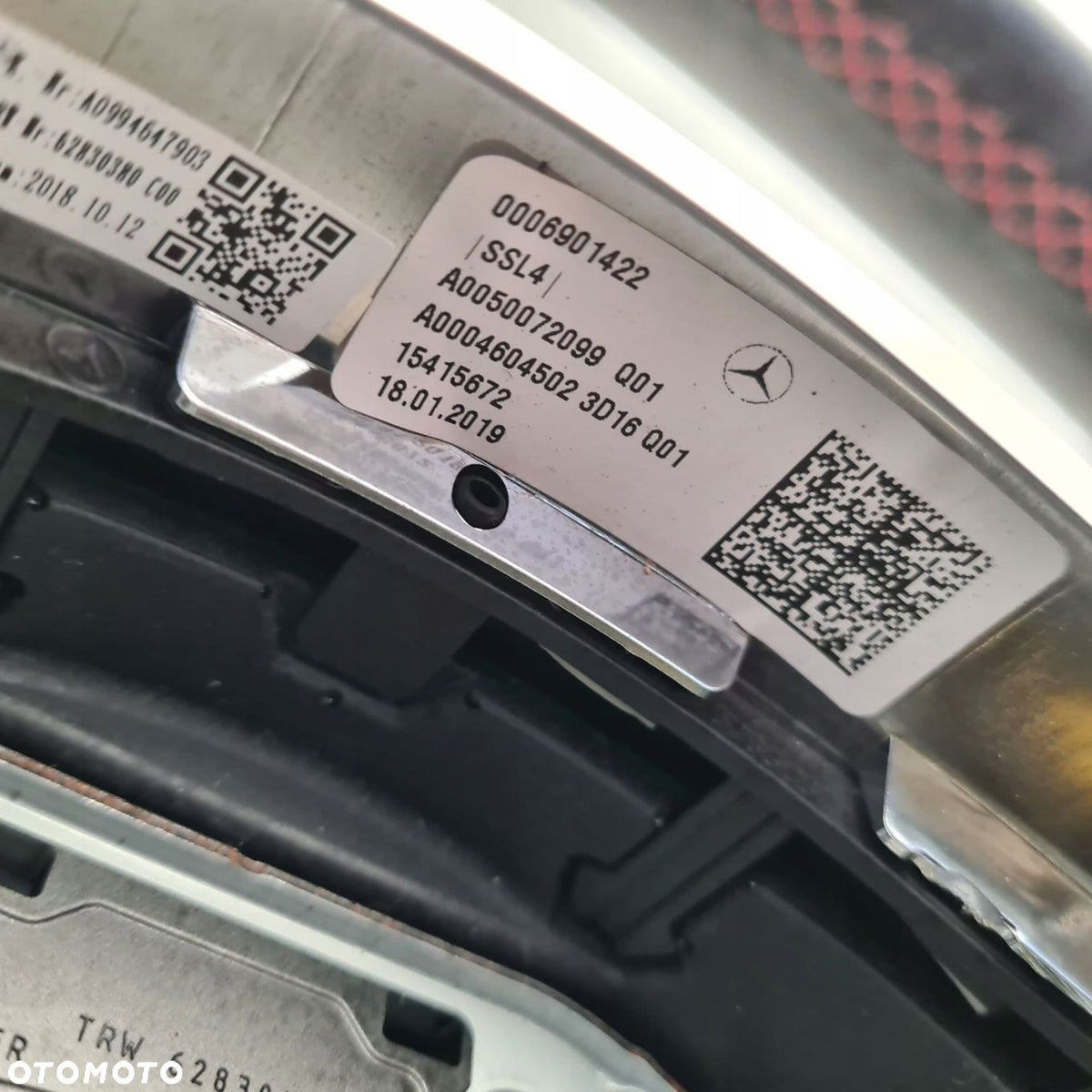 Mercedes-mærkat med A0050072099 og A0004604502 3D16 på det konkrete rat