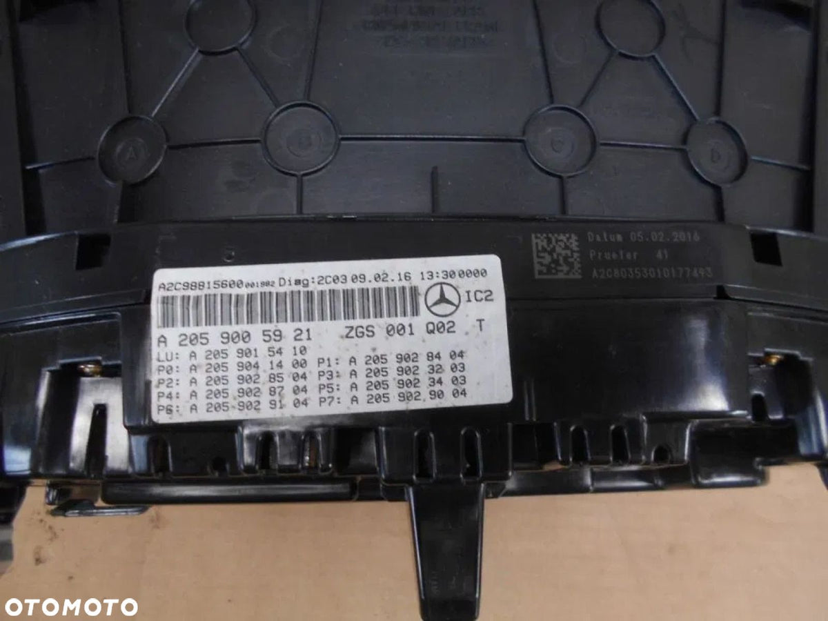 Mercedes-mærkat A2059005921 ZGS001 Q02 og hardware A2059015410