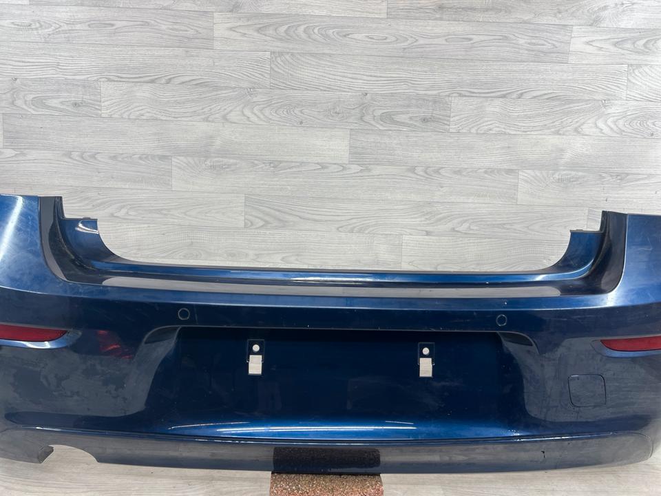 BMW F20 LCI – blå standardbagkofanger med reflekser og 4 PDC-positioner