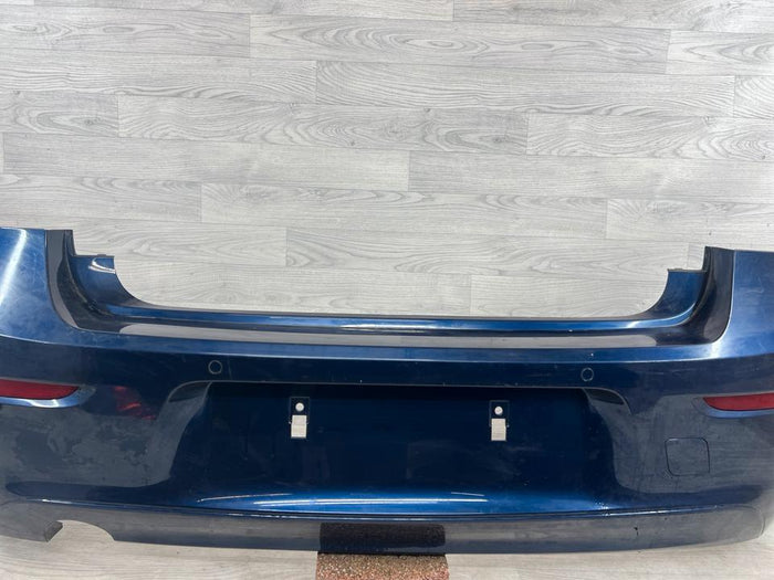 BMW F20 LCI – blå standardbagkofanger med reflekser og 4 PDC-positioner