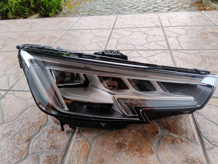 Audi A4 B9 – højre Matrix LED-forlygte 8W0941036, udskiftet glas