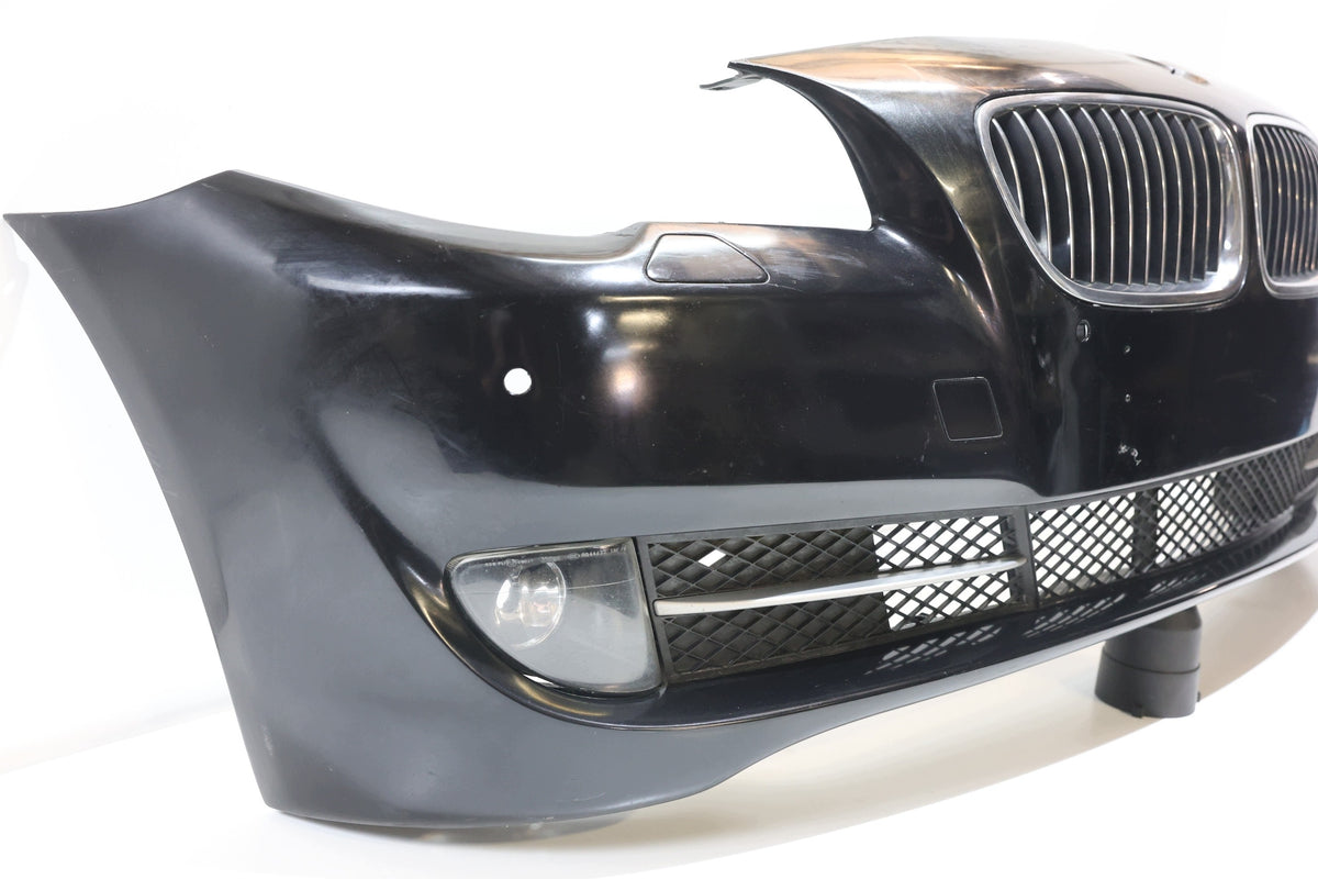 BMW F10/F11 forkofanger 2010–2013 – 475, med gitre og tågelygter, til lakering – originalfoto 2
