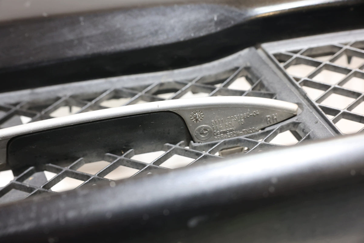 BMW F10/F11 forkofanger 2010–2013 – 475, med gitre og tågelygter, til lakering – originalfoto 4
