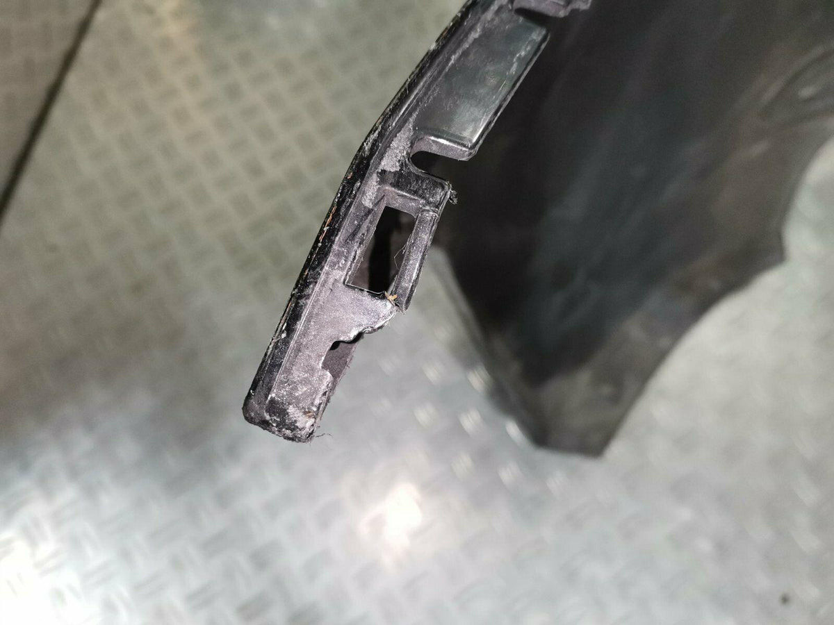 BMW Z4 E89 – standard bagkofanger med PDC-huller og skader – konkret del og stand