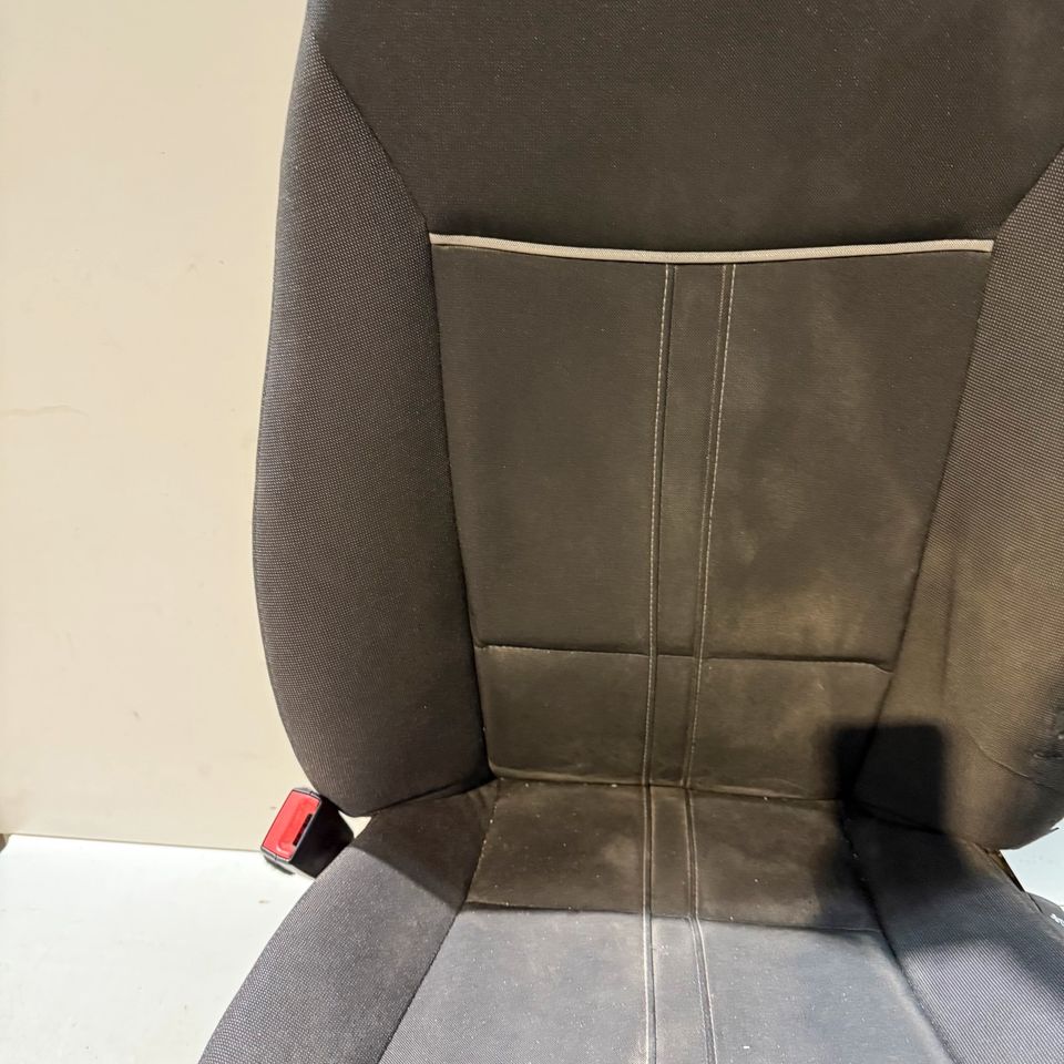 BMW Z4 E89 venstre forsæde i sort stof – manuelt, oplyst sædevarme, med huller – originalfoto 4