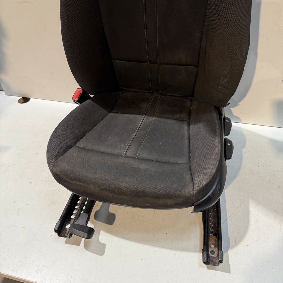 BMW Z4 E89 venstre forsæde i sort stof – manuelt, oplyst sædevarme, med huller – originalfoto 6