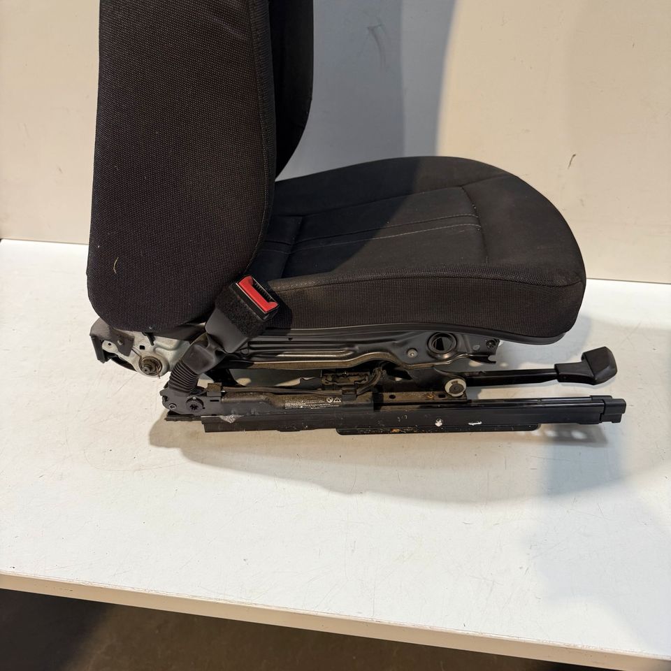 BMW Z4 E89 venstre forsæde i sort stof – manuelt, oplyst sædevarme, med huller – originalfoto 9