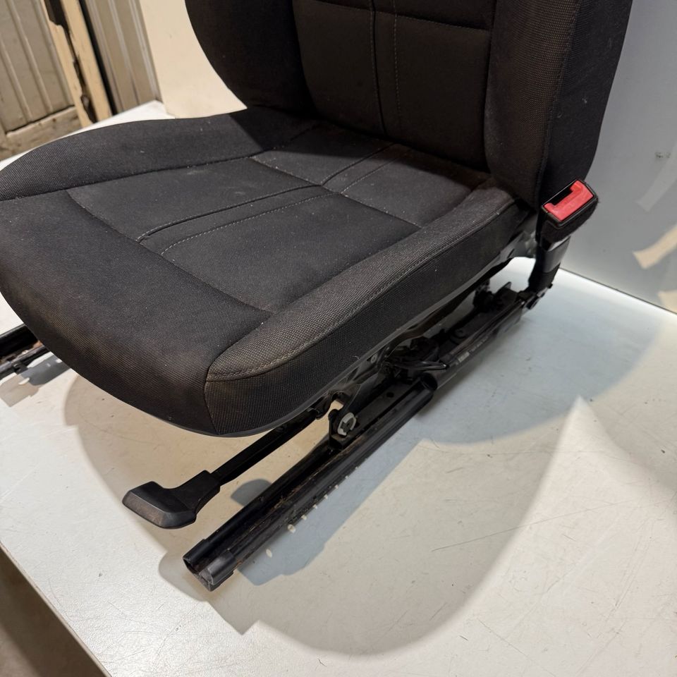 BMW Z4 E89 højre forsæde i sort stof – manuelt, oplyst sædevarme, mangler afdækning – originalfoto 3