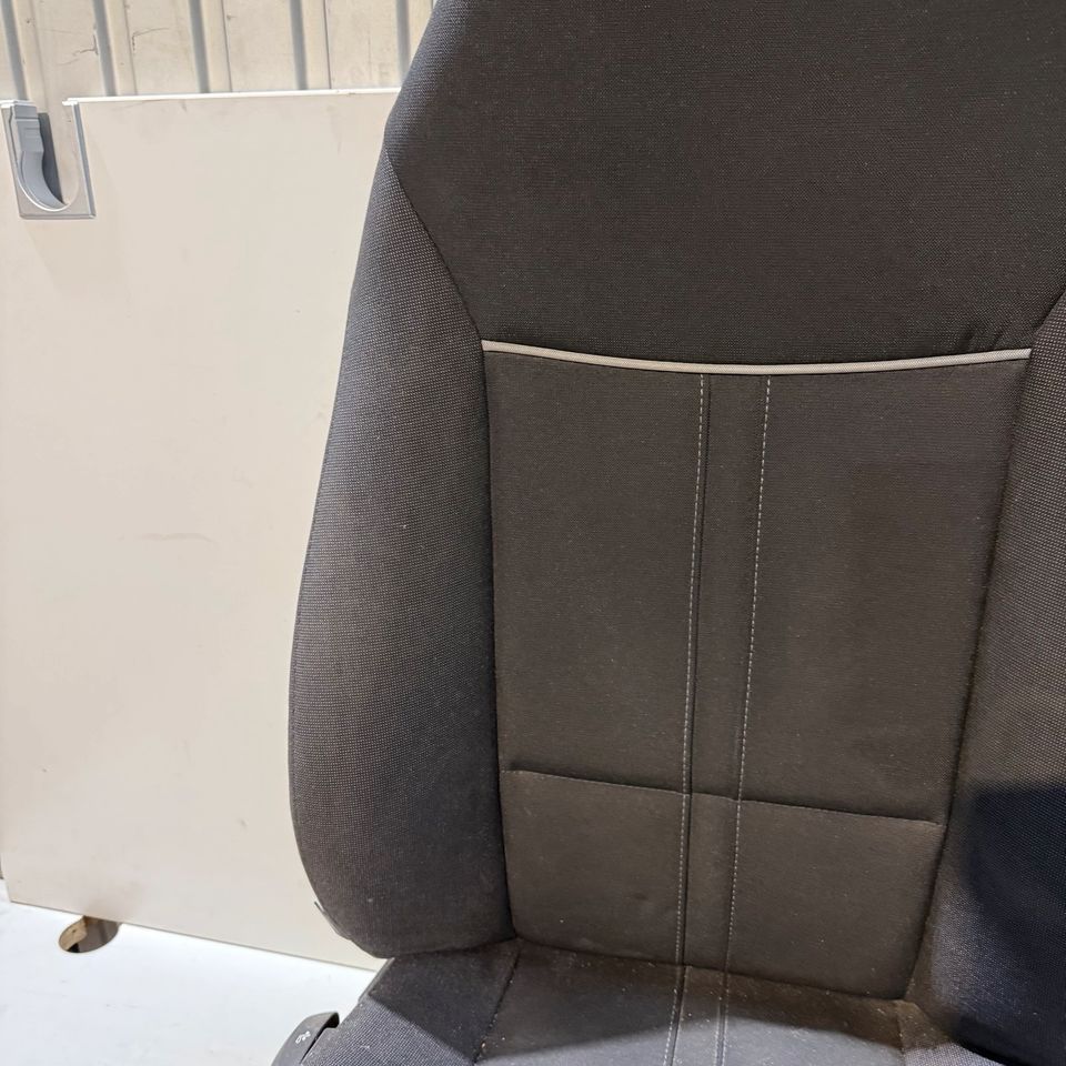 BMW Z4 E89 højre forsæde i sort stof – manuelt, oplyst sædevarme, mangler afdækning – originalfoto 5