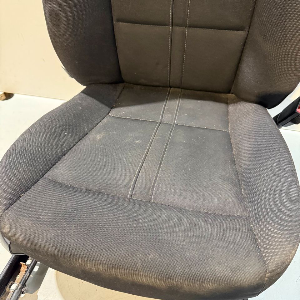 BMW Z4 E89 højre forsæde i sort stof – manuelt, oplyst sædevarme, mangler afdækning – originalfoto 7