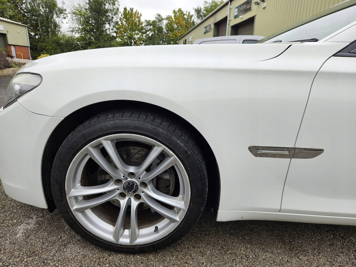 BMW 7-serie F01/F02 – venstre forskærm, A300 Alpinweiss