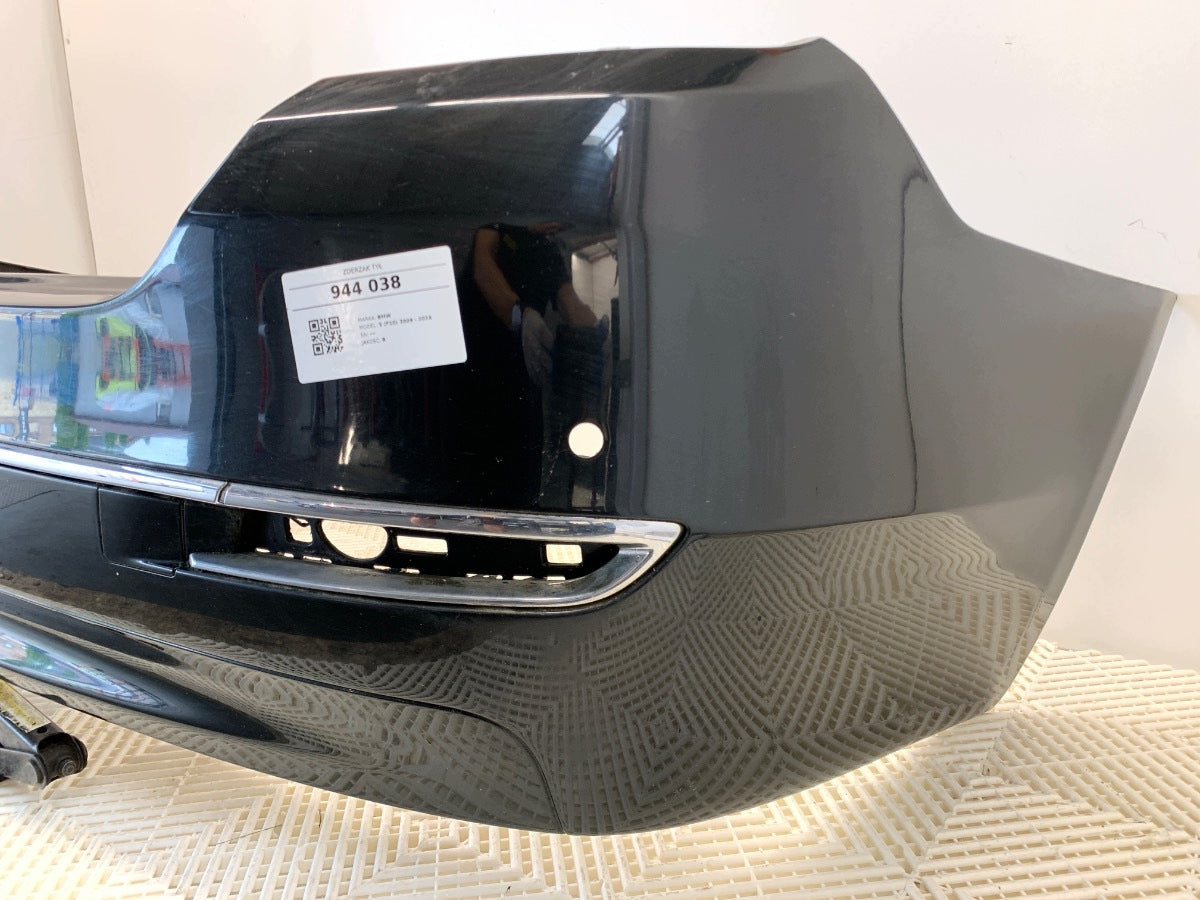 BMW F10 Sedan bagkofanger – 475 med kromlister, uden PDC og reflekser – originalfoto 3