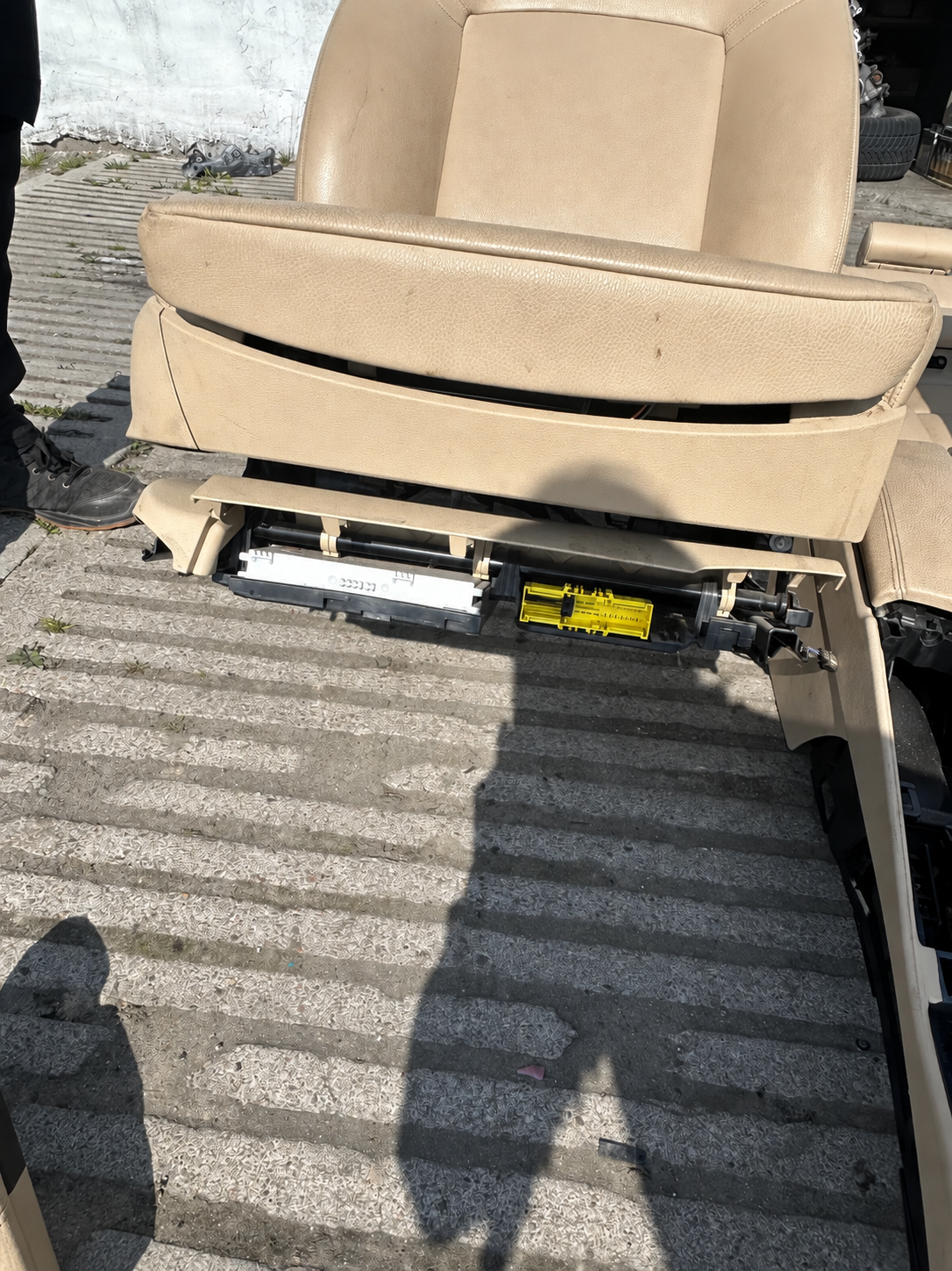 BMW F10 Sedan – beige Komfort-læderinteriør med dørbeklædninger – brugt, til komplettering – originalfoto 2, vandmærke fjernet; mangler og slid bevaret