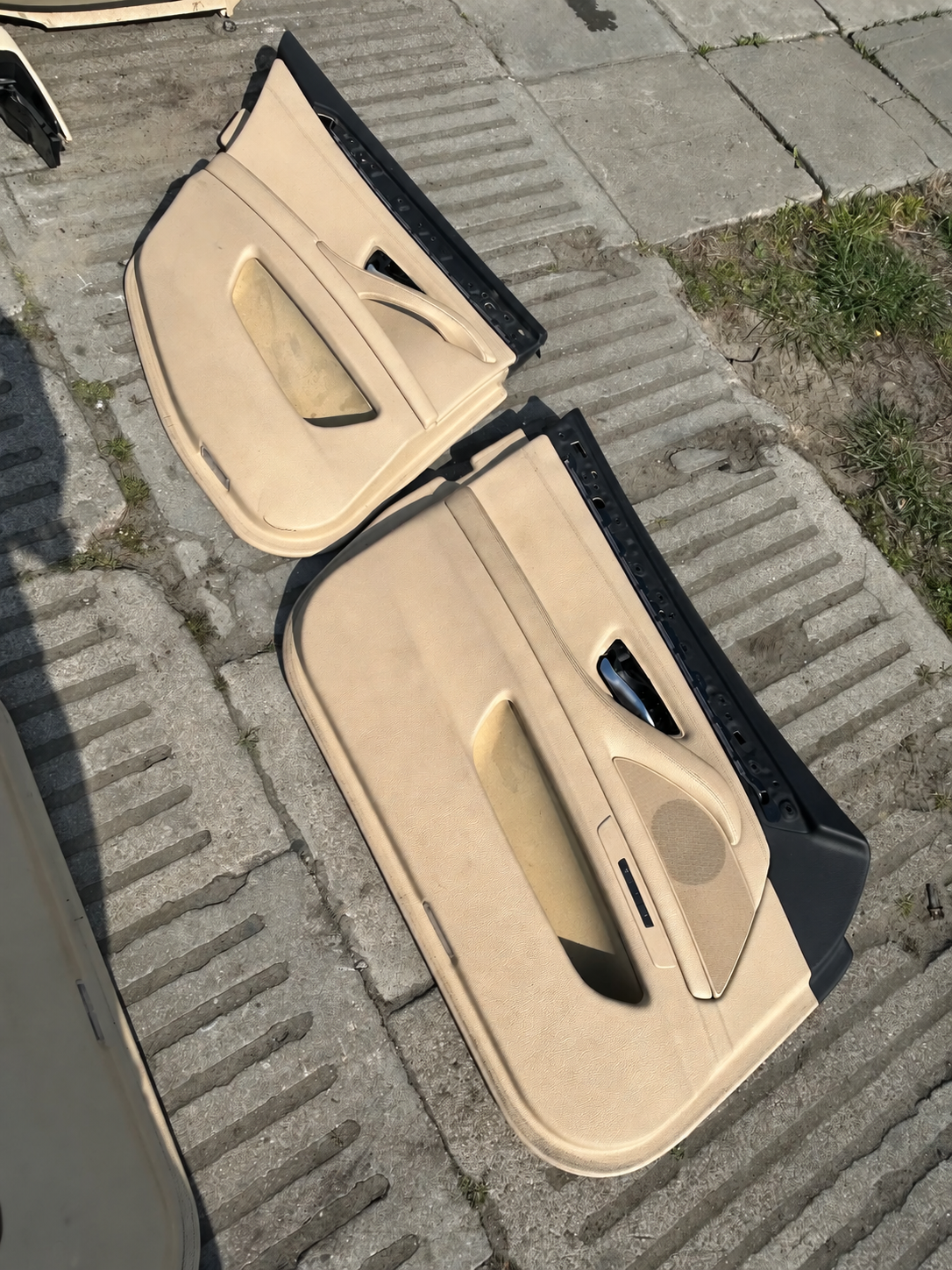 BMW F10 Sedan – beige Komfort-læderinteriør med dørbeklædninger – brugt, til komplettering – originalfoto 6, vandmærke fjernet; mangler og slid bevaret