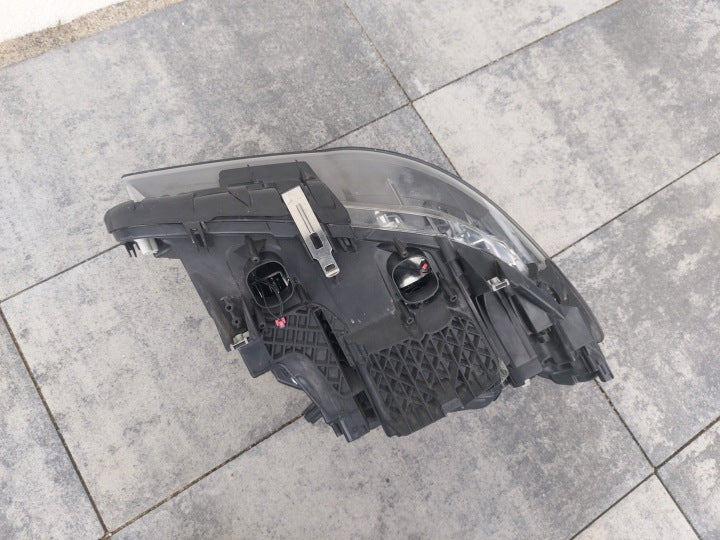 BMW F10/F11 LCI venstre bi-xenon Dynamic-forlygte – EU, 7343907-08 uden moduler – originalfoto 7; brugsspor og manglende moduler bevaret