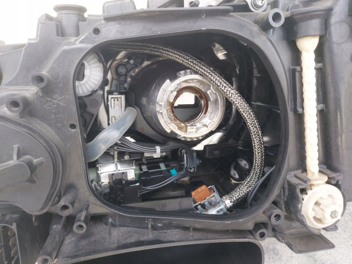 BMW F10/F11 LCI højre bi-xenon Dynamic-forlygte – EU, 7378514-03 uden moduler – originalfoto 6; brugsspor og manglende udstyr bevaret