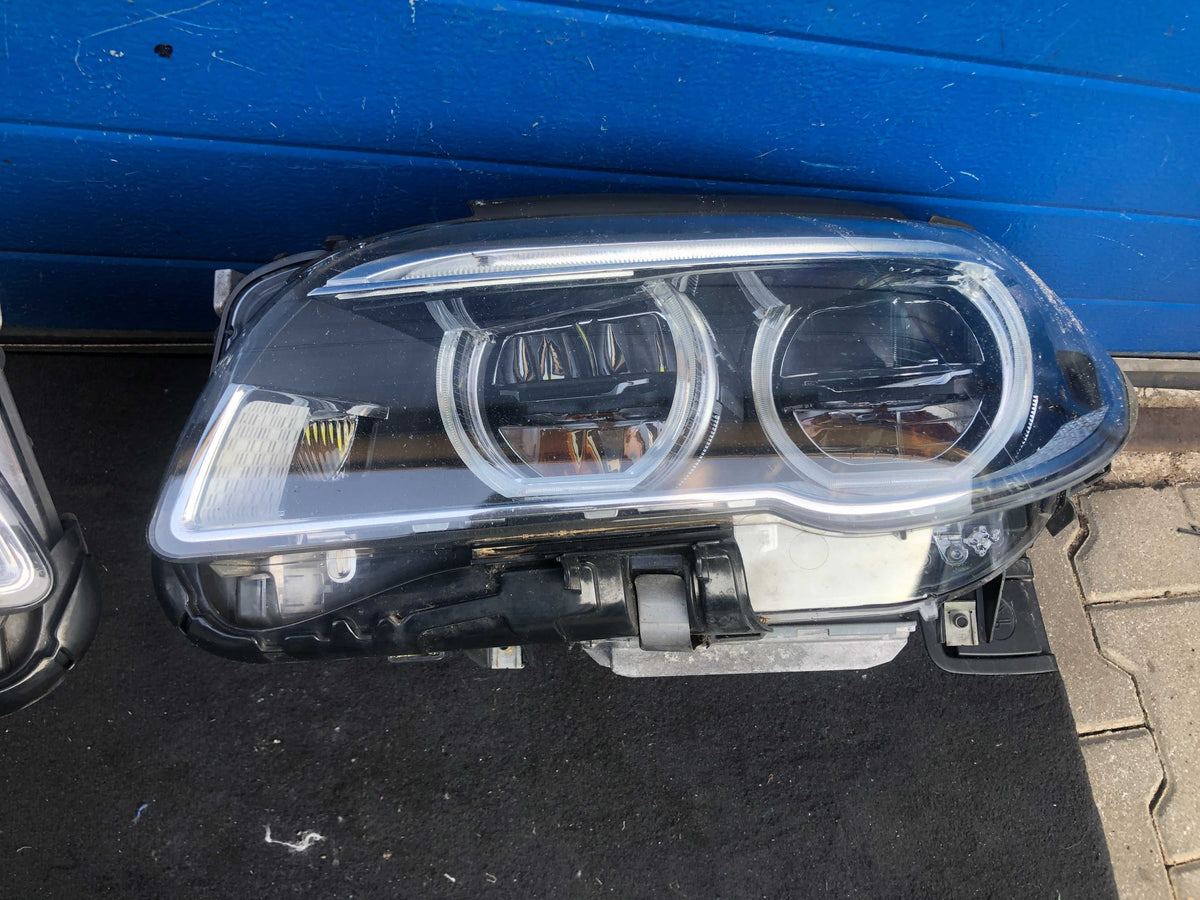 BMW F10/F11 LCI venstre Adaptive LED-forlygte – EU, 7424145-01 uden udstyr – originalfoto 3; brugsspor bevaret