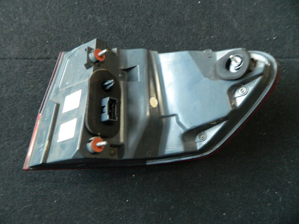BMW F11 Touring før facelift – venstre yderbaglygte LED EU 7203233 – ridset glas – konkret del, foto 3