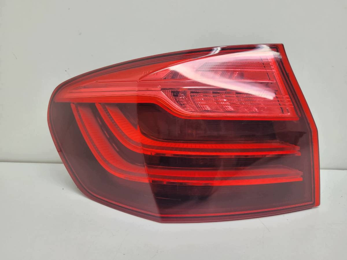 BMW F11 Touring LCI venstre ydre LED-baglygte – EU, med stikrest