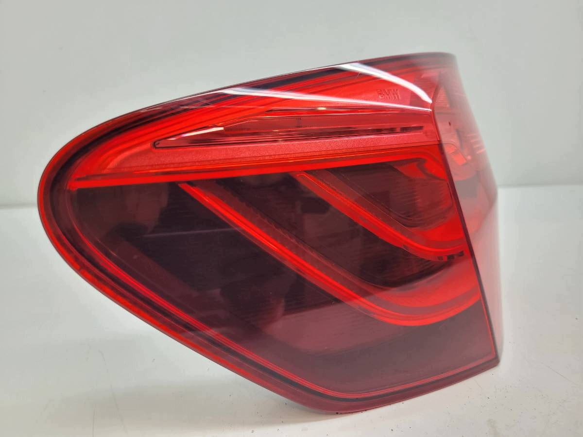BMW F11 Touring LCI venstre ydre LED-baglygte – EU, med stikrest – originalfoto 2; stand og OEM-mærkning bevaret