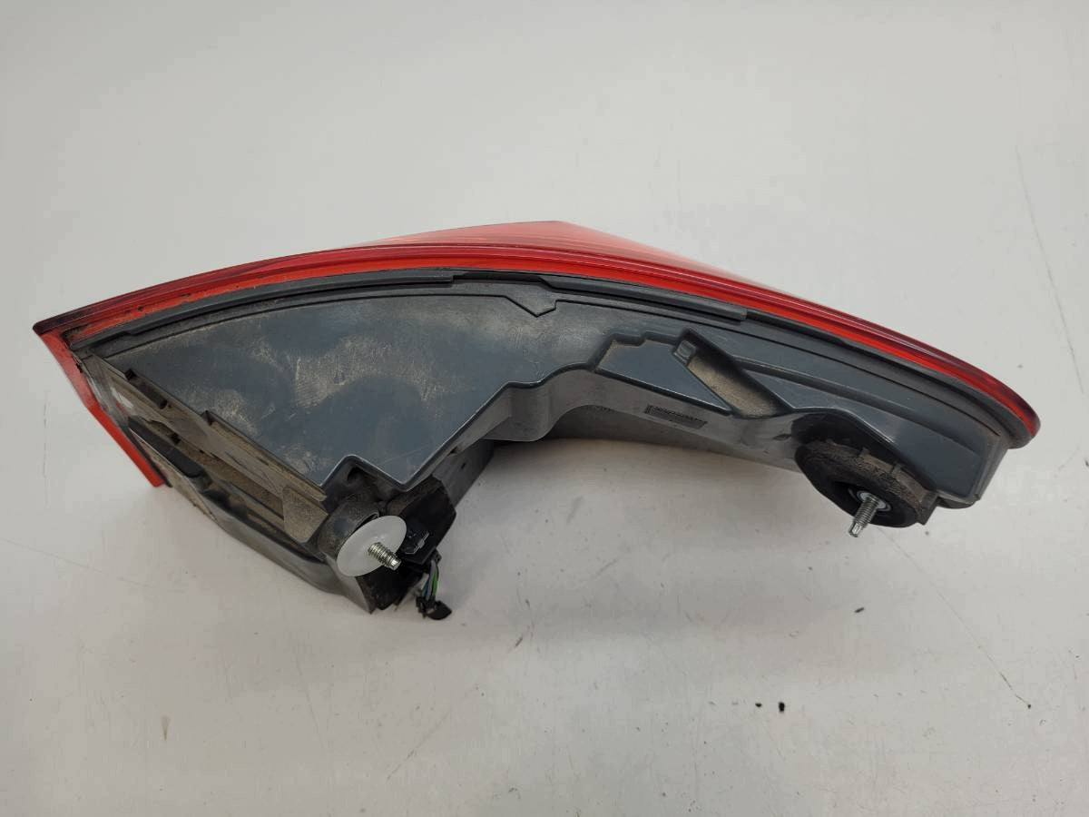BMW F11 Touring LCI venstre ydre LED-baglygte – EU, med stikrest – originalfoto 4; stand og OEM-mærkning bevaret