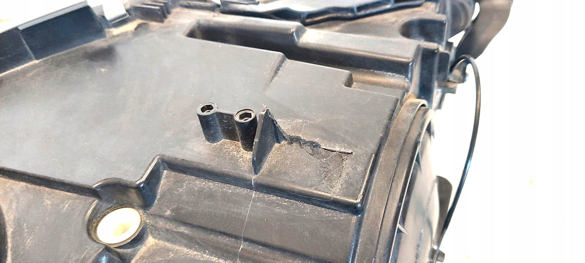 BMW F15/F16 adaptiv bi-xenon-forlygte højre 7399116 – revnet monteringspunkt