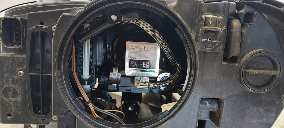 BMW F15/F16 adaptiv bi-xenon-forlygte højre 7399116 – xenonmodul og stik