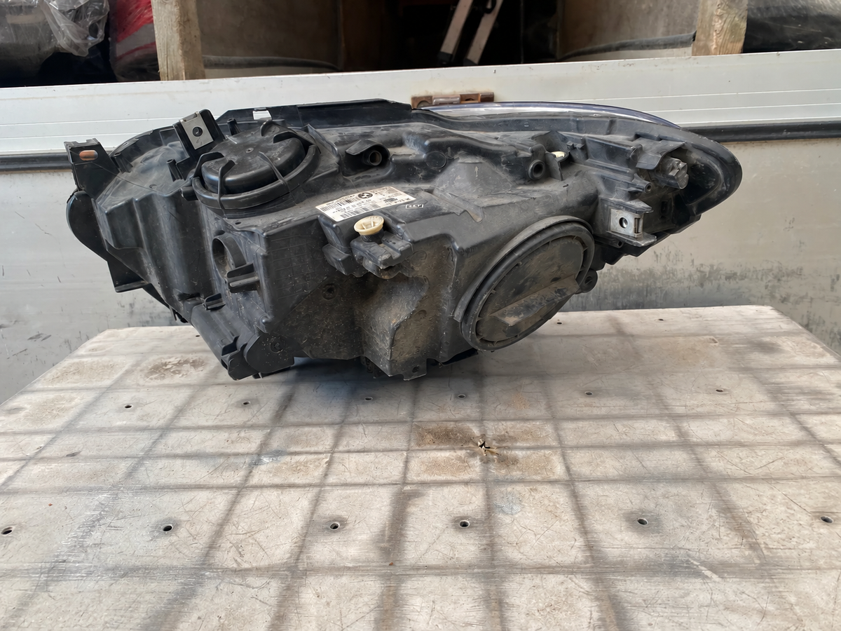 BMW F20/F21 før LCI – højre H7-halogenforlygte EU, 7229672-08, med dæksler – bagside med dæksler, støv og stik, foto 2