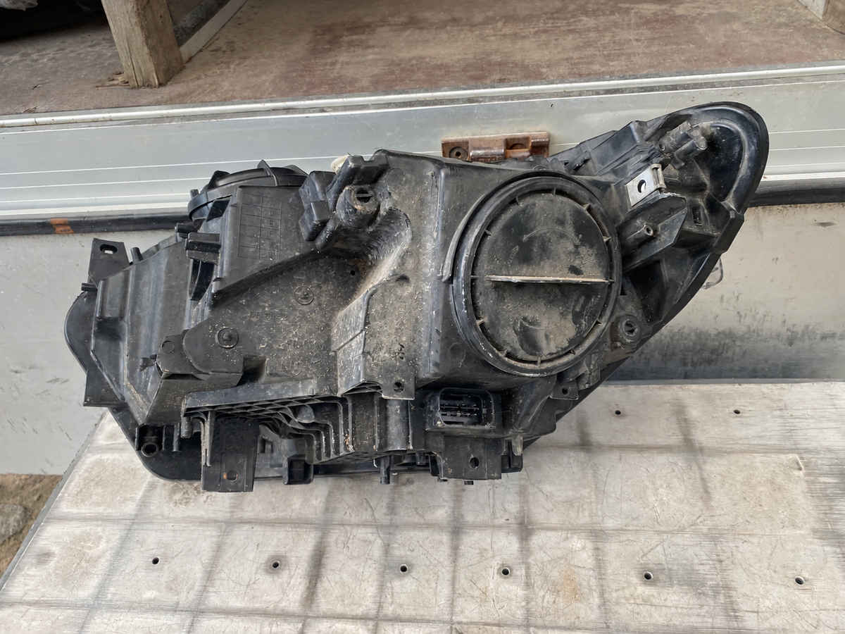 BMW F20/F21 før LCI – højre H7-halogenforlygte EU, 7229672-08, med dæksler – bagside med dæksler, støv og stik, foto 3