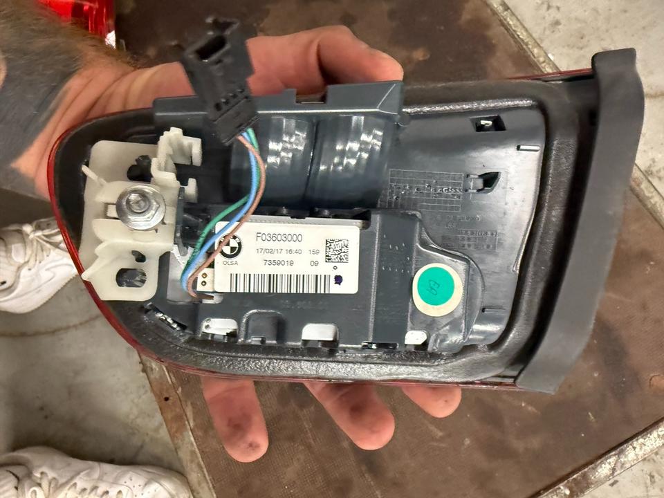 BMW F20/F21 LCI – venstre indvendig bagklaplygte, 7359019-09 – dokumentationsfoto 3