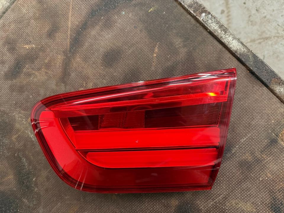 BMW F20/F21 LCI – højre indvendig bagklaplygte, 7359020-09