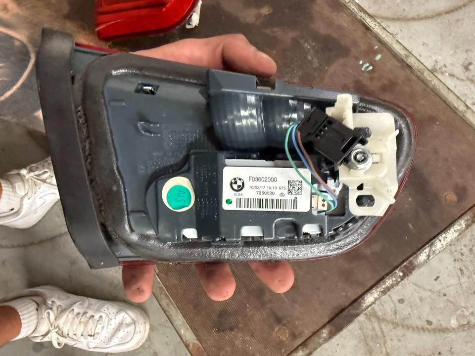 BMW F20/F21 LCI – højre indvendig bagklaplygte, 7359020-09 – dokumentationsfoto 2