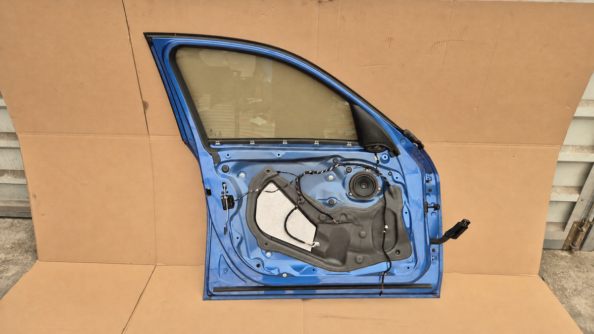 BMW F20 LCI – venstre fordør B45 med glas og greb, uden spejl/dørbeklædning – originalfoto, vandmærke fjernet, indhold og stand bevaret 1