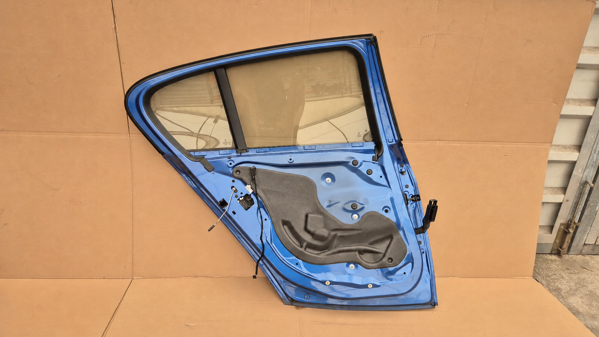 BMW F20 LCI – venstre bagdør B45 med glas og greb, uden dørbeklædning – originalfoto, vandmærke fjernet, indhold og stand bevaret 1
