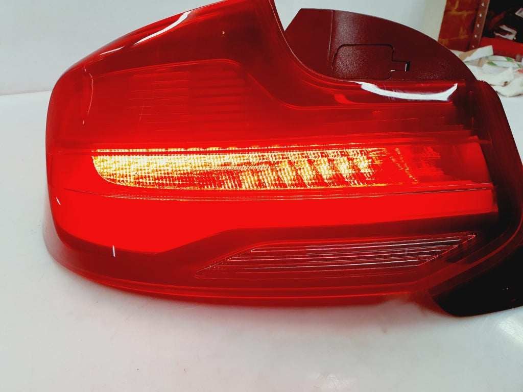 BMW F22 F23 F87 LCI venstre Black Line LED-baglygte med bremselys vist