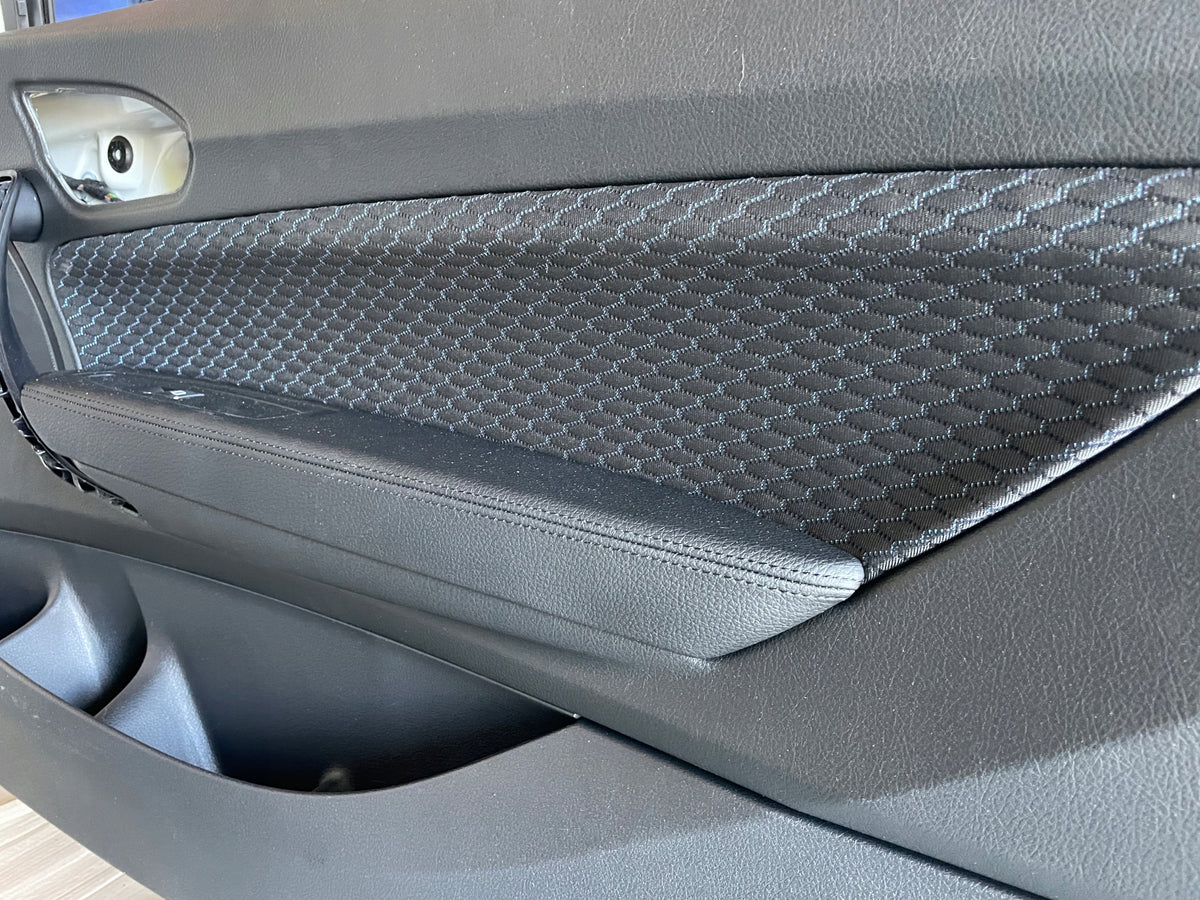 BMW F22 M-Sport dørbeklædning med blå syninger – detalje
