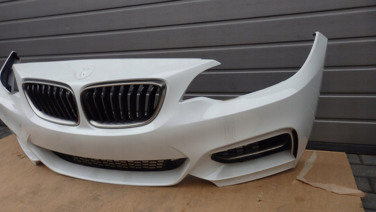 BMW F22 M240i M-Sport forkofanger i Alpine White set skråt forfra