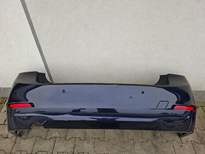 BMW F30 sedan bagkofanger før LCI – A89, 4 PDC-huller, med lakskader